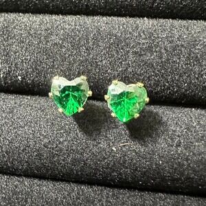 Green heart-shaped rhinestone cubic zirconia 7 mm stud earrings  gold accents